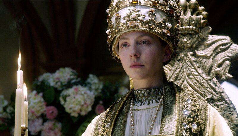 Ilsebill (Katharina Schüttler) ist Papst geworden. – Bild: NDR/​Zeiglerfilm/​Felix Cramer