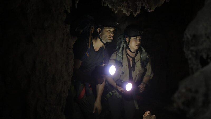 Heather A. and Phil T. begin their investigation inside the cave. – Bild: Warner Bros. Discovery, Inc.
