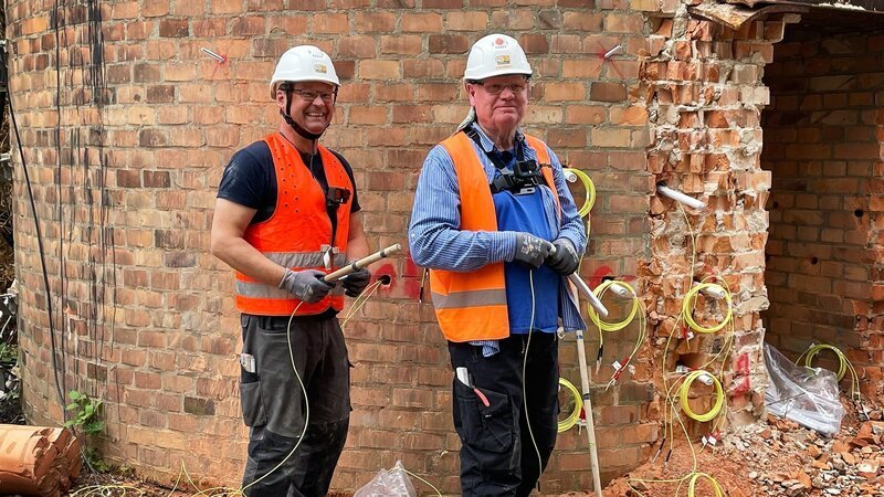 Arbeiter während des Abrisses. – Bild: Warner Bros. Discovery