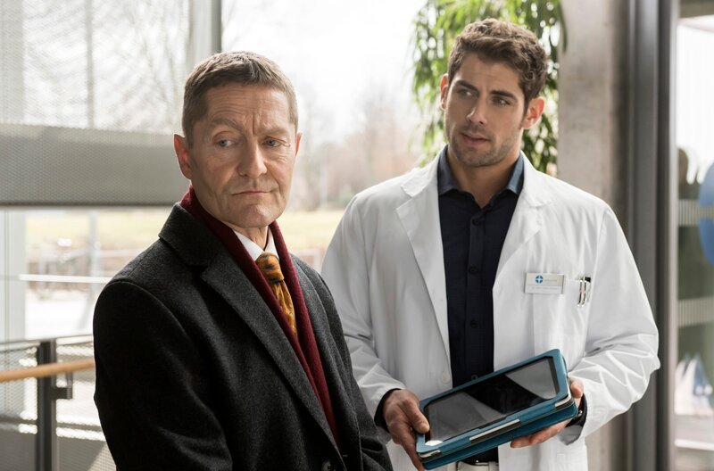 Niklas (Roy Peter Link, r.) bittet den Kollegen Dr. Rolf Kaminski (Udo Schenk, l.), sich die Ultraschallbilder einer vergrößerten Prostata anzusehen. – Bild: ARD/​Jens Ulrich Koch