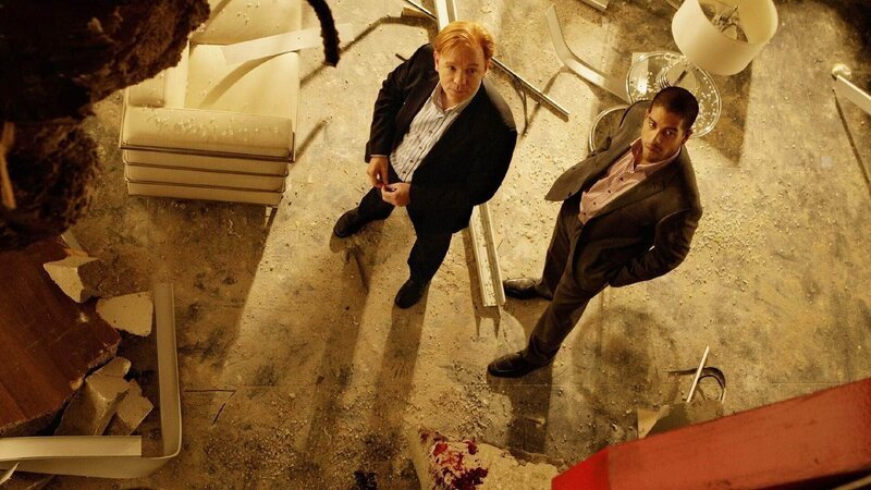 Bei einer Zeugenvernehmung ist ein Kranausleger in die Wohnung gekracht und hat den Zeugen getötet. Horatio (David Caruso, l.) und Delko (Adam Rodriguez) müssen nun in mühseliger Kleinarbeit Beweise sammeln, um den Mörder ohne die Aussage überführen zu können. – Bild: RTL /​ CBS