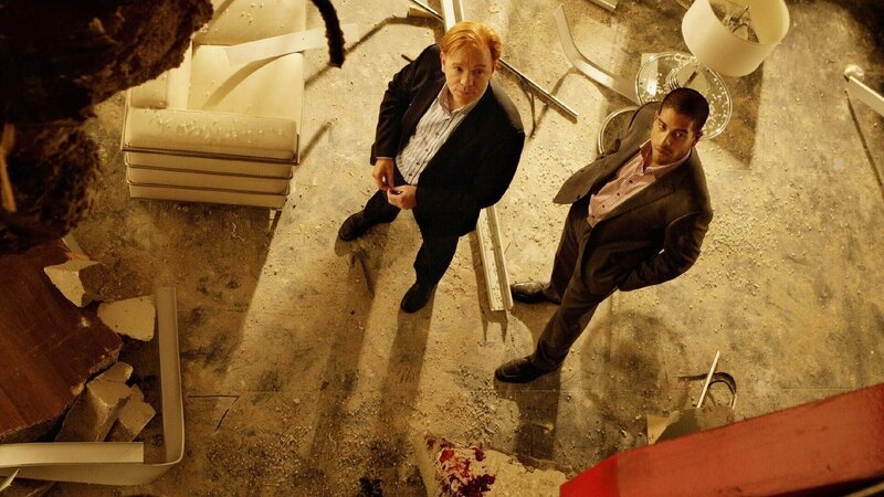 Bei einer Zeugenvernehmung ist ein Kranausleger in die Wohnung gekracht und hat den Zeugen getötet. Horatio (David Caruso, l.) und Delko (Adam Rodriguez) müssen nun in mühseliger Kleinarbeit Beweise sammeln, um den Mörder ohne die Aussage überführen zu können. – Bild: RTL /​ CBS
