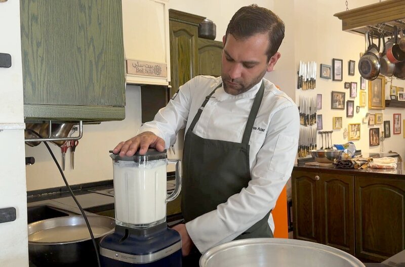 Der Koch und Viehzüchter Karim Azar verrät das Geheimnis der Zubereitung von Mansaf. – Bild: Elephant Doc