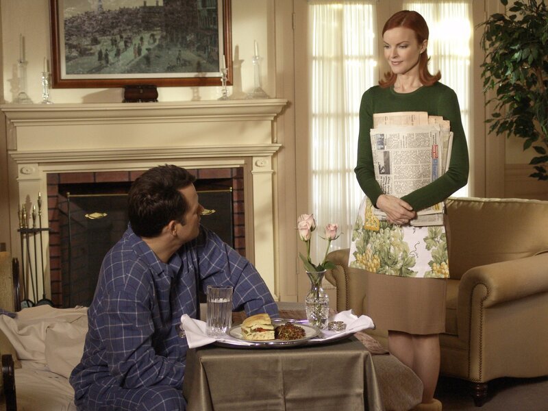 Auf Drängen der Kinder nimmt Bree (Marcia Cross, r.) ihren Noch-Ehemann Rex (Steven Culp, r.) wieder bei sich auf, beschließt aber, ihr eigenes Leben zu führen und verabredet sich mit Apotheker George … – Bild: Turner /​ TOUCHSTONE TELEVISION