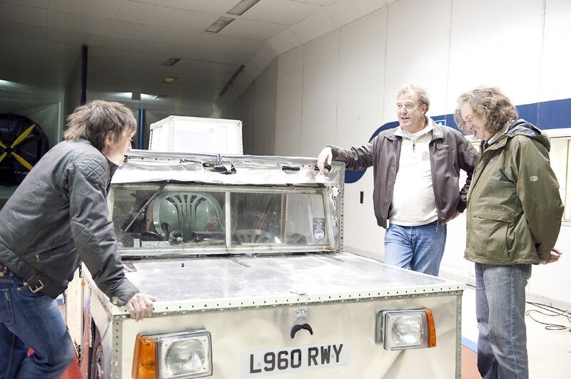 V.l.: Richard Hammond, Jeremy Clarkson und James May stehen an dem Elektroauto in einem Tunnel. – Bild: RTL /​ BBC Worldwide