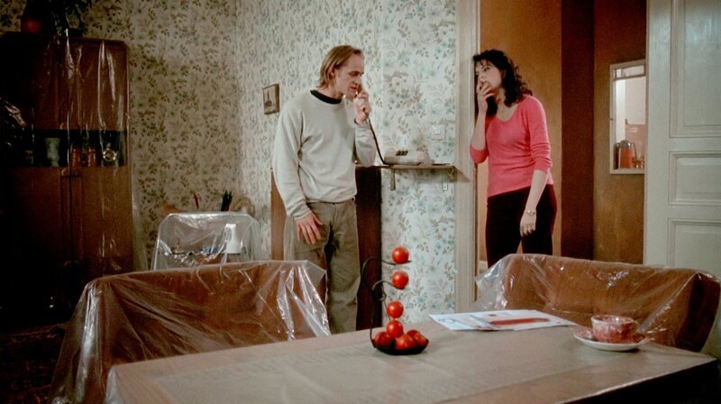 Jan (Jochen Vogel) und seine Schwester (Martina Gedeck) versuchen traurig, die Mutter über den Tod des Vaters zu informieren. – Bild: NDR/​BetaFilm