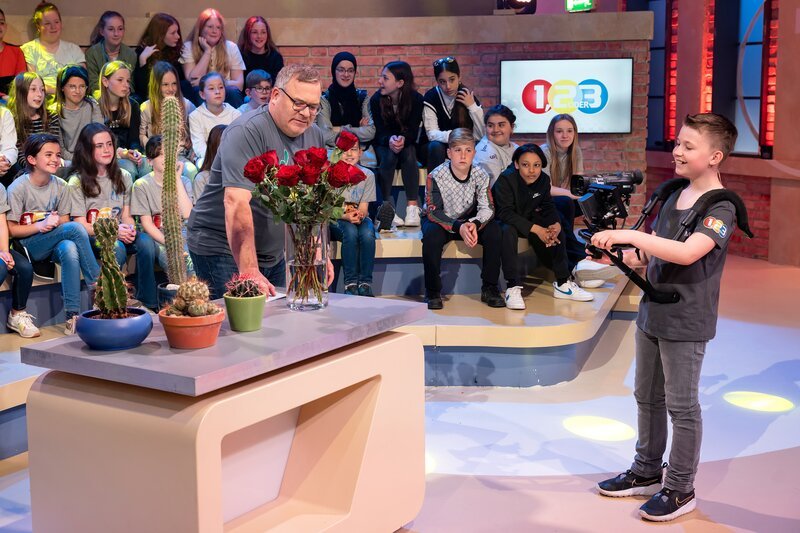 Kamerakind Max (r.) sorgt für beeindruckende Aufnahmen aus dem „1, 2 oder 3“-Studio. – Bild: ZDF/​Ralf Wilschewski