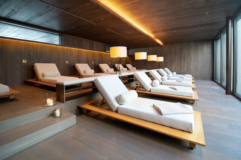 Detailaufnahme vom Wellnessbereich im Natur Resort Moar Gut. – Bild: Birgit Probst /​ ServusTV /​ Probst Photographie