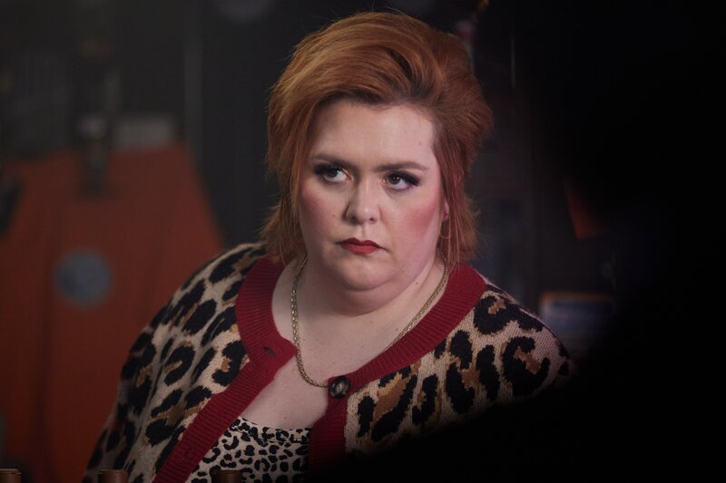 Was weiß die Pub-Besitzerin und „Magnetier“-Mitglied Gemma Westcott (Jayde Adams) über den ertrunkenen Schlammsucher? – Bild: All3Media International /​ ZDF