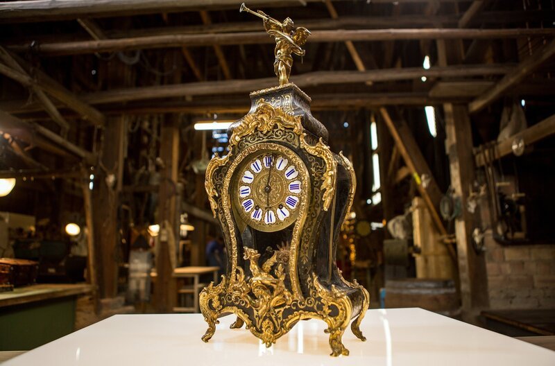 Claudia Marianna Kutzera aus Wiesbaden liebt es, wenn Gegenstände eine Geschichte haben. In die Scheune zu Arndt Reisenbichler bringt sie eine Pendule mit, eine antike Uhr. Der Auftrag geht nun also an den Uhrmacher Dr. Dietmar Koester aus Mainz, der sich auf die Restaurierung antiker Uhren spezialisiert hat – Bild: SWR/​AV MEDIEN