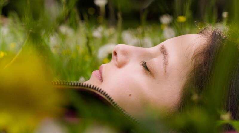 Amelie ist 13, eine waschechte Großstadtgöre und womöglich das sturste Mädchen in ganz Berlin. Amelie lässt sich von niemanden etwas sagen, schon gar nicht von ihren Eltern, die sie nach einem lebensbedrohlichen Asthmaanfall in eine spezielle Klinik nach Südtirol verfrachten. Genau das, was Amelie nicht will. Anstatt sich helfen zu lassen, reißt sie aus. – Amelie (Mia Kasalo) reist alleine in die Alpen. – Bild: rbb/​Lieblingsfilm/​Martin Schlech