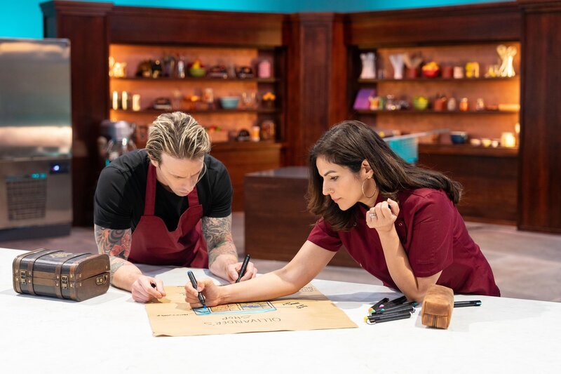 Riccardo Meniccuci (l.); Hemu Basu (r.) – Bild: Warner Bros. Discovery, Inc. or its subsidiaries and affiliates /​ Anders Krusberg