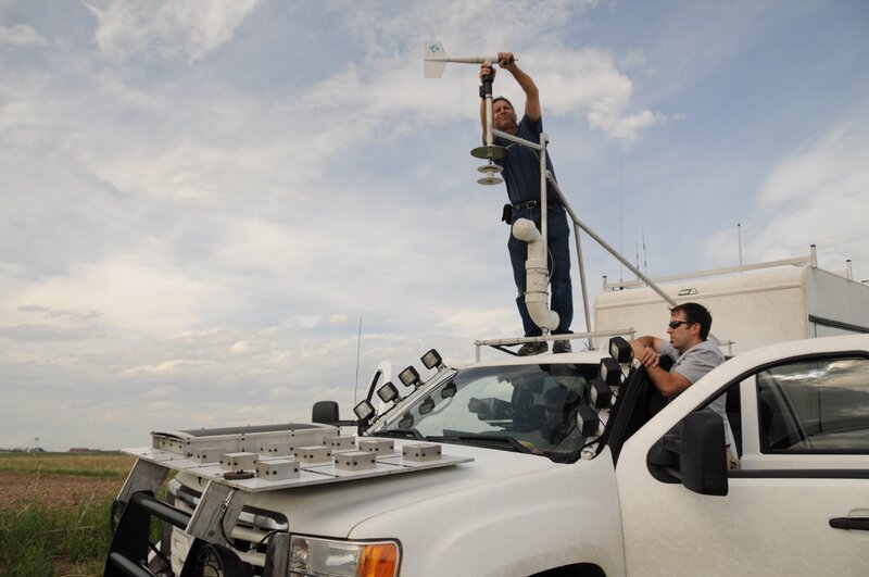Tim Samaras working on the anemometer; Matt standing near by. – Bild: Copyright: Discovery Communications, Inc. For Show Promotion Only