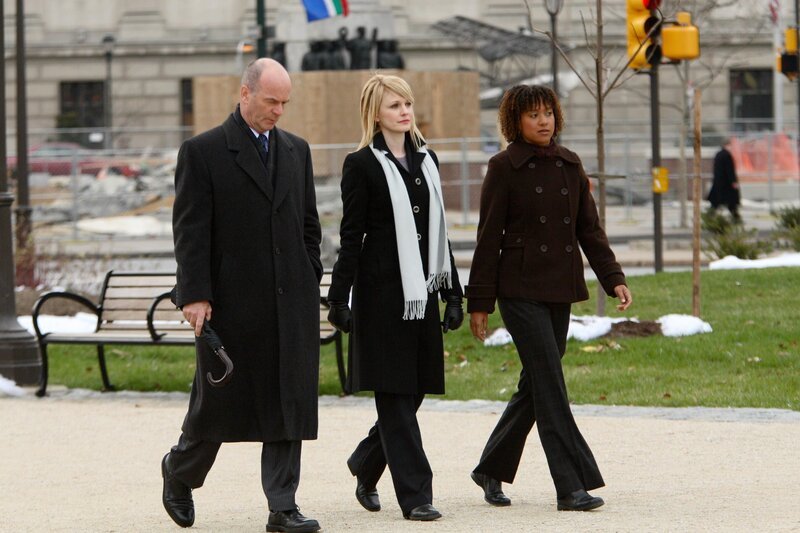 Versuchen einen Fall aus dem Jahre 1964 zu lösen: Lilly Rush (Kathryn Morris, M.), Kat Miller (Tracie Thoms, r.) und John Stillman (John Finn, l.) … – Bild: Warner Bros. Television