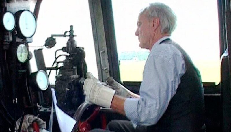 Lokführer Beetz beobachtet die Strecke. – Bild: SWR