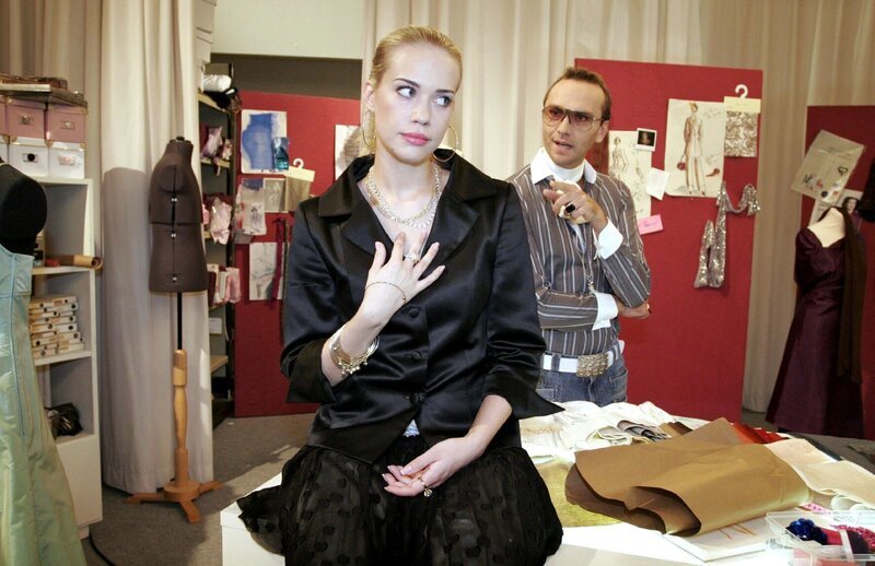 Kim (Lara-Isabelle Rentinck, l.) spielt vor Hugo (Hubertus Regout, r.) das ausgebuffte Luder … – Bild: SAT.1/​Noreen Flynn