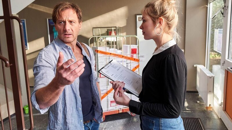 Vollmer (Hendrik Duryn) versucht Emma (Zsa Zsa Inci Bürkle) etwas klar zu machen. – Bild: RTL /​ Frank Dicks