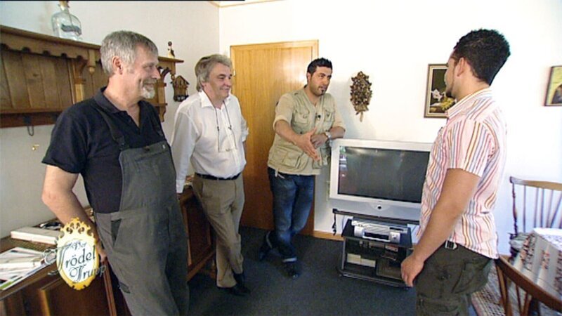 Trödelexperte Sükrü ( 2.v.re.) versucht den Fernseher für soviel Geld wie möglich an den Mann zu bringen … – Bild: RT2