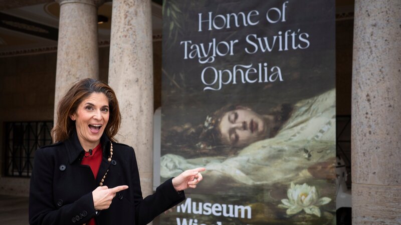 Katty Salié will für „WISO“ im Museum Wiesbaden herausfinden, warum auch staatliche Museen Förderer brauchen. – Bild: ZDF und Daniel Waldhecker