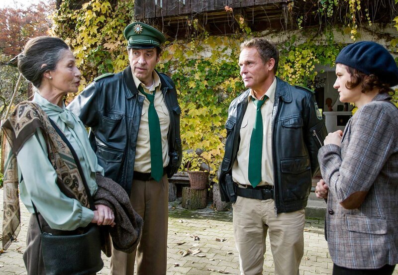 Selbst Kerschbaumers Witwe (Renate Serwotke, l.) hätte ein Motiv. Denn Hubert (Christian Tramitz, 2.v.r.) und Staller (Helmfried von Lüttichau, 2.v.l.) finden heraus, dass sie große Angst hatte, ihr Mann könnte sie in den Ruin treiben (mit Eli Wasserscheid, r.). – Bild: ARD/​TMG/​Chris Hirschhäuser