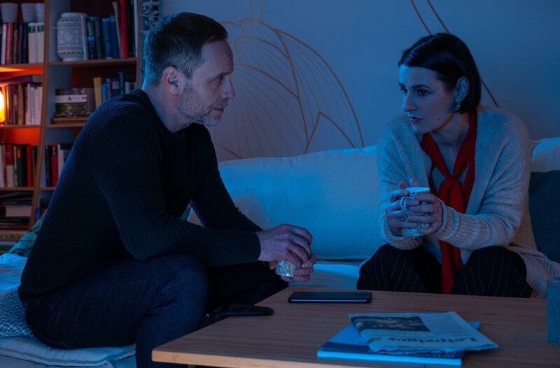 Maria Weber (Annett Renneberg) will eine Gegendarstellung zu dem erschienenen Artikel über sie veröffentlichen. Kai Hoffmann (Julian Weigend) hält das für keine gute Idee. Er denkt, dass sie damit nur noch mehr Öl ins Feuer gießen würde. – Bild: MDR/​Saxonia Media/​Sebastian Kiss