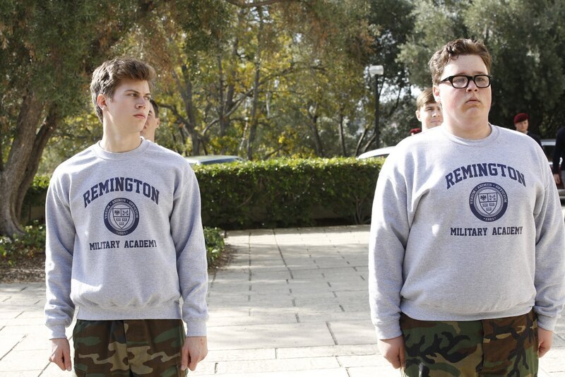 Als ein junger Marine an einer Militärakademie ermordet aufgefunden wurde, beginnt DiNozzo (Tanner Stine, l.) mit den Untersuchungen und wird dadurch an seine Vergangenheit an der Militärakademie mit Travis Phelps (Phillip Fallon, r.) erinnert … – Bild: CBS Television