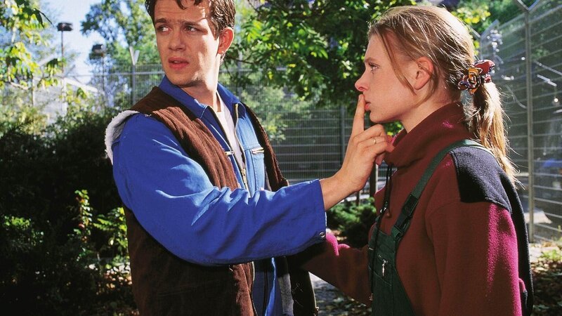 Martinas (Katja Strobel) Mann Alexander (Kai Buth) hat sich als Installateur auf das Gefängnisgelände begeben, um Martina zur Flucht zu verhelfen … – Bild: RTL