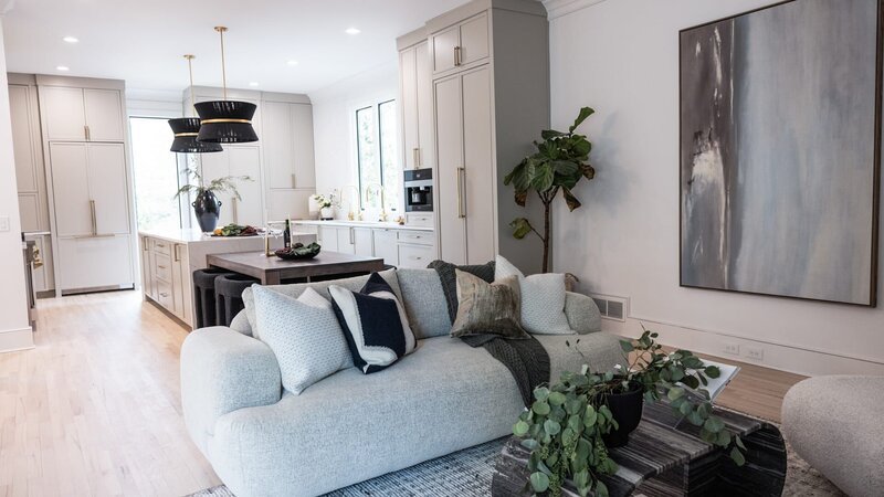 After photo of the living room, as seen on Married to Real Estate, Season 3. – Bild: Warner Bros. Discovery, Inc. or its subsidiaries and affiliates