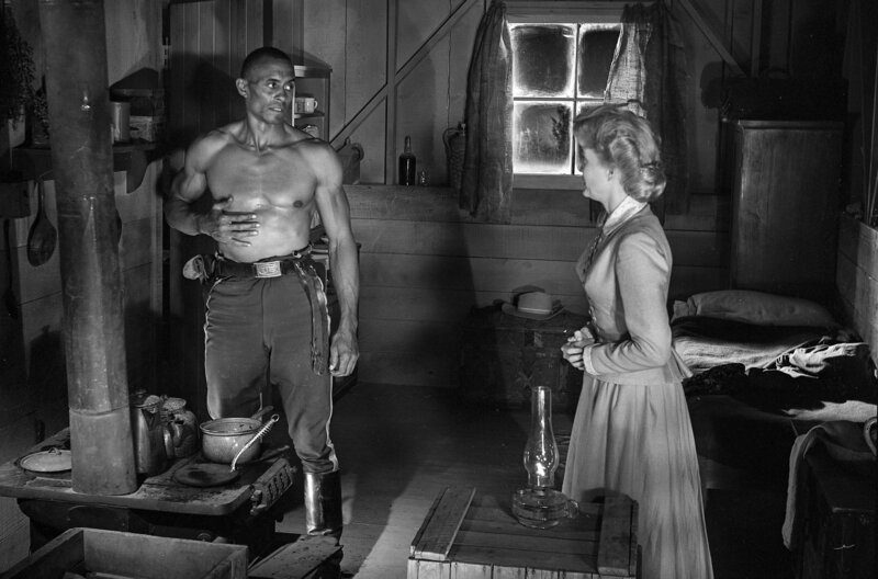 Nach dem Angriff der Apachen verbringen der verwundete Sergeant Braxton Rutledge (Woody Strode) und Mary Beecher (Constance Towers) die Nacht in der Eisenbahnstation. – Bild: Warner Bros.