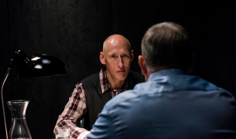 MÜNCHEN, DEUTSCHLAND – 7. MÄRZ: Der Schauspieler Detlef Bothe (links) und der Kriminalbeamte und Profiler Stephan Harbort posieren am 7. März 2016 in München am Set während der Dreharbeiten zur neuen lokalen Produktion „Protokolle des Bösen“ des deutschen Fernsehsenders A&E. – Bild: PR A&E /​ Getty Images /​ Joerg Koch