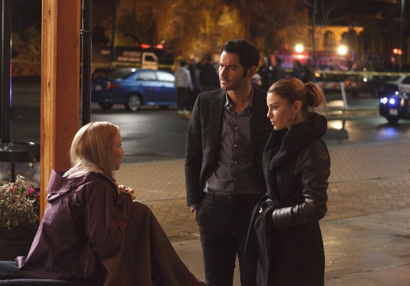 L – R: Debra Macall (Sofia Vassilieva), Lucifer Morningstar (Tom Ellis), Chloe Decker (Lauren German) – Bild: PLURIMEDIA (Warner Bros)