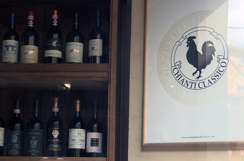 Der vielbesungene Chianti ist in der ganzen Welt bekannt. Sein Anbaugebiet liegt in einer Hügelkette im Herzen der Toskana. – Bild: Grand Angle Productions