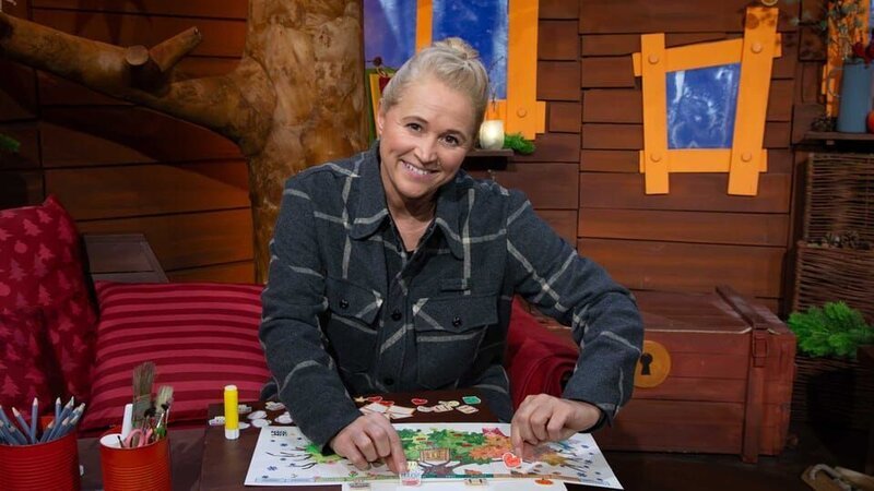 Am letzten Tag der MACH MiT!-Zeit im Baumhaus trägt Singa erste Termine für das neue Jahr in ihren gebastelten Kalender ein. – Bild: KiKA