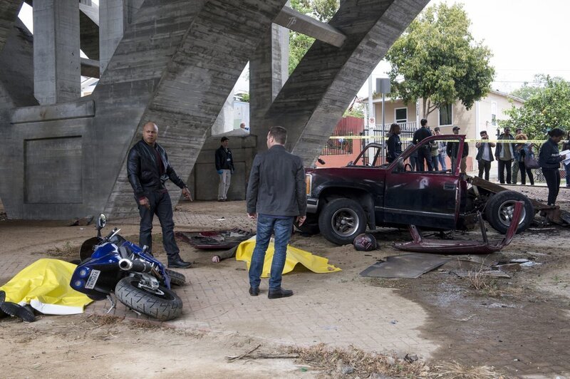 L-R: Mit Hilfe von drei ehemaligen Vietnamkriegern versuchen Hanna (LL Cool J) und Callen (Chris O’Donnell) die Ermittlungen zu einem Goldraub erfolgreich abzuschließen … – Bild: CBS Broadcasting, Inc.