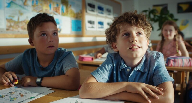 Muss der Franz (Jossi Jantschitsch, r.) etwas im Unterricht sagen, versagt seine Stimme. – Bild: ORF/​Nikolaus Geyrhalter Filmproduktion/​Wild Bunch Germany