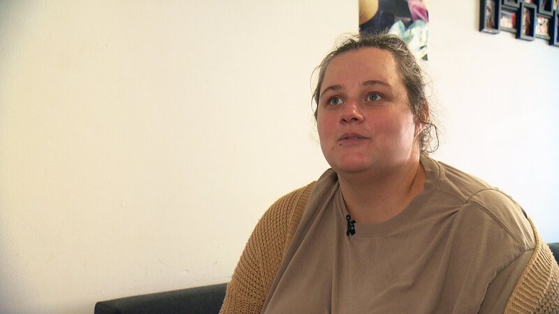 Malena (27) und ihr Ehemann Jerome renovieren ihre Wohnung. Die Zimmer werden neu auf die drei Kinder verteilt. – Bild: RTLZWEI