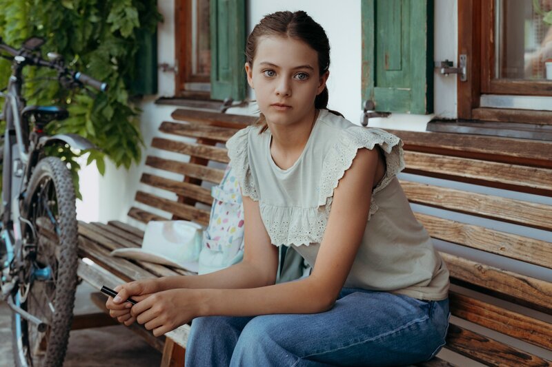 Sophia Gruber (Ylvi Unertl) macht sich Sorgen um den Gesundheitszustand ihrer neuen Freundin. – Bild: ZDF /​ ORF /​ Sabine Finger