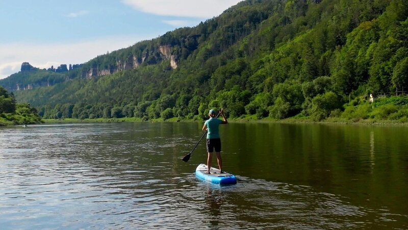 Leben an der Elbe 01 Sächsische Schweiz: Wanderführerin Kristin Arnold paddelt nach Feierabend auf der Elbe. – Bild: SRF/​doc.station GmbH/​Felix Korfmannn