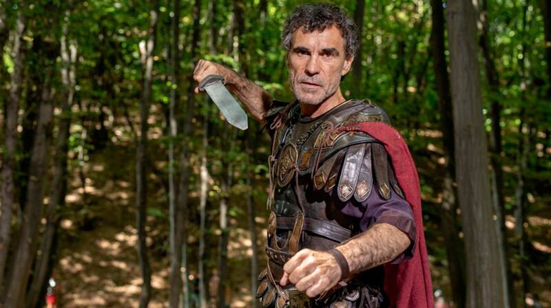 Publius Quinctilius Varus (Vladimir Karafilov) ahnt noch nicht, dass seine Truppen gegen die Germanen verlieren werden. – Bild: phoenix/​ZDF/​Elena Nekonva