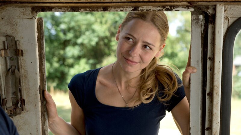 Die Dorfpolizistin Marie (Theresa Scholze) hat ein Auge auf Felix  geworfen. – Bild: ZDF und ARD Degeto/​Thorsten Jander