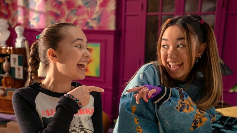 Lucy (Kensington Tallman, l.) und ihre beste Freundin Kyla (Ava Ro, r.) singen gemeinsam. – Bild: hr/​Red Monk Studios srl/​ HSR S1 (FGM) Inc.