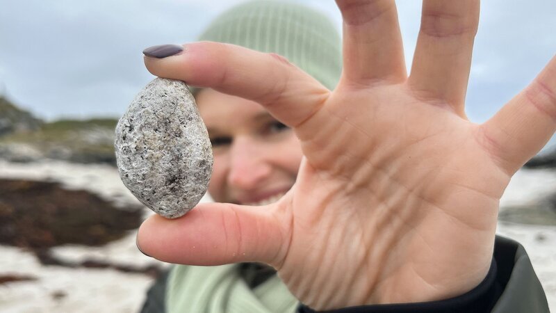 Einstein  Wie uns die Parfum-Welt an der Nase herumführt Einstein Moderatorin Kathrin Hönegger mit einem Stück Ambra – Bild: SRF