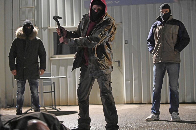 Vor einem Paketdepot geschieht kurz vor Heiligabend ein brutaler Raubmord. Den Tätern gelingt es zunächst, unterzutauchen. Doch am Ende kommt ihnen die Polizei doch auf die Spur – und die XY-Zuschauer sind daran nicht ganz unbeteiligt. – Bild: Saskia Pavek /​ ZDF