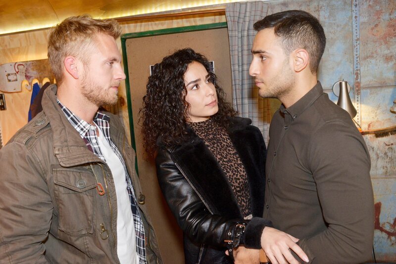 Paul (Niklas Osterloh, l.) und Shirin (Gamze Senol) merken, dass Nihat (Timur Ülker) auch an Weihnachten völlig auf Katrin fixiert ist. – Bild: TVNOW /​ Rolf Baumgartner