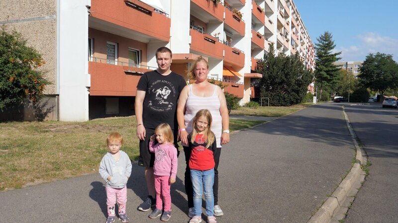 Tag und Nacht arbeiten und trotzdem reicht das Geld nicht – das ist das Leben von Stefanie (31) und Marco (27). Sie leben gemeinsam mit Steffis drei Kindern Laura (6), Leonie (3) und Lina (2) in Dresden. – Bild: RTLZWEI, Good Times Fernsehpr