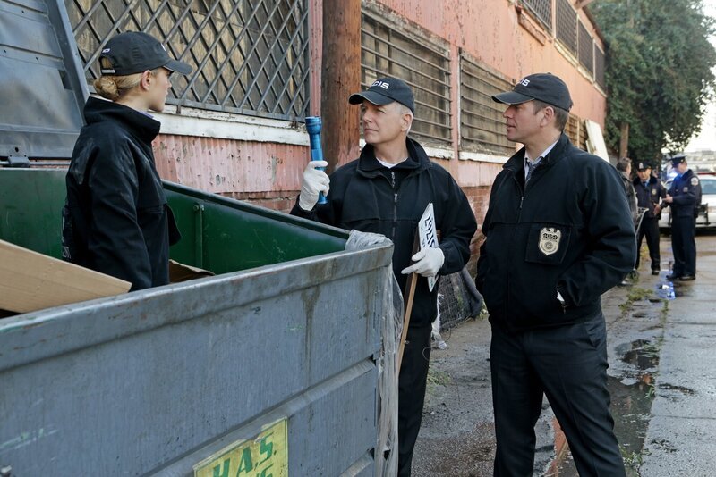 Als ein junger Lieutenant im Büro seiner Vorgesetzten erschlagen aufgefunden wird, werden Bishop (Emily Wickersham, l.), Gibbs (Mark Harmon, M.) und Tony (Michael Weatherly, r.) hinzugezogen, um den Fall zu lösen … – Bild: CBS Television /​ Sonja Flemming