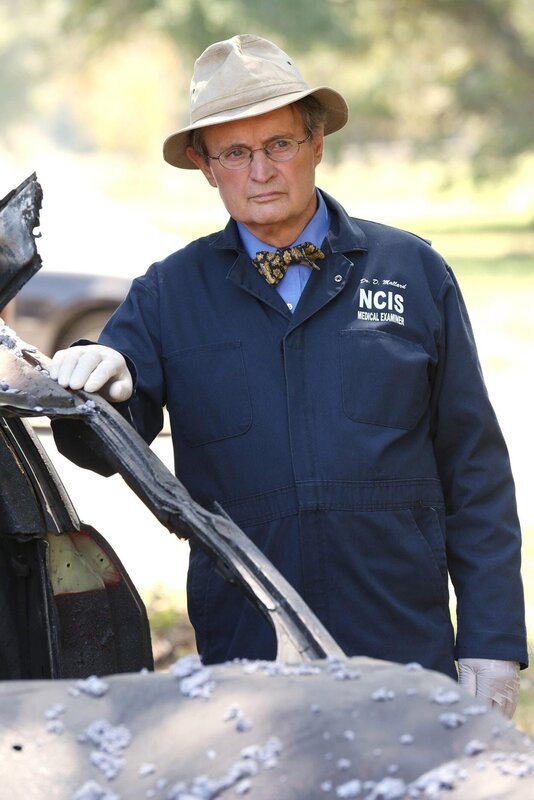 Der erfahrene Gerichtsmediziner Dr. Donald „Ducky“ Mallard (David McCallum) erkennt, wie sehr seine Vergangenheit seine Entscheidungen als Erwachsener bestimmt hat … – Bild: PLURIMEDIA (CBS Entertainment /​ Sonja Flemming)