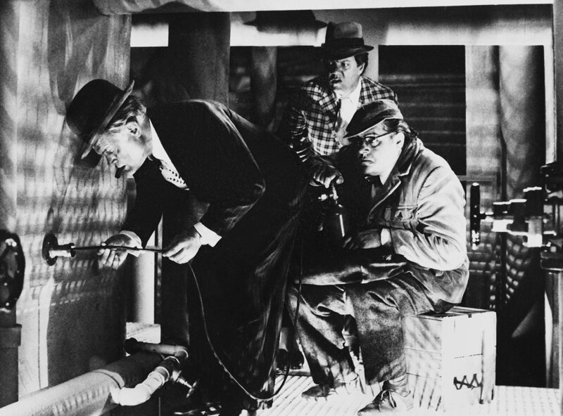 Die Olsenbande ist wieder an einem Millionending dran. Mit so schlichten Hilfsmitteln wie einer Fußmatte, einem abgebrannten Streichholz und einem Steckschlüssel versuchen Egon, Benny und Kjeld (Ove Sprogoe, Morten Grunwald und Poul Bundgaard, v.l.) ausgeklügelte Sicherheitstechnik zu überwinden. – Bild: MDR/​DEGETO