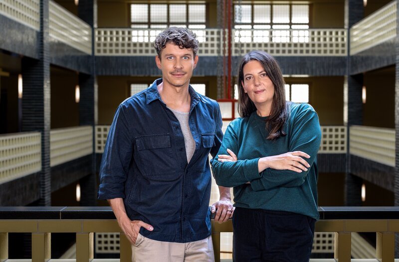 RUNDFUNK BERLIN-BRANDENBURG Crime History Podcast über Serienmörder, Hochstapler, Panzerknacker und Gentleman-Gauner – in „Crime History“ widmen sich die Hosts Janna Falkenstein und Florian Prokop wahren Kriminalfällen der 1920er und frühen 1930er Jahre. Natürlich mit dem Fokus auf Berlin und Brandenburg. – Hosts Janna Falkenstein und Florian Prokop – Bild: rbb/​Andreas Budtke