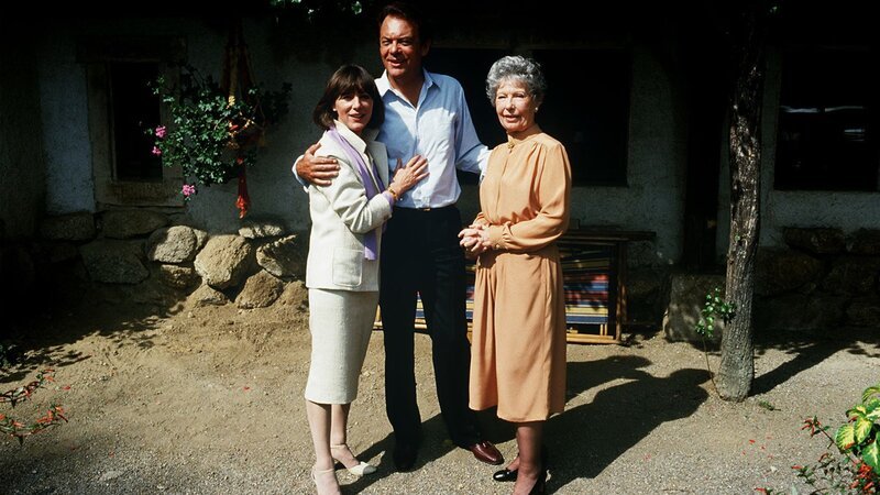 Dr. Elena Bach (Heidelinde Weis, l.) besucht Professor Brinkmann (Klausjürgen Wussow, M.) und Käti (Karin Hardt, r.) zu Hause. Sie hat es geschafft, wieder an die Schwarzwaldklinik zu kommen. – Bild: ZDF und Thomas Waldhelm